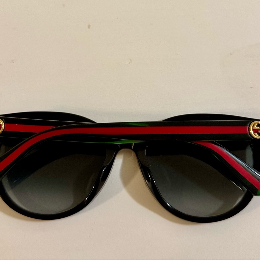 Authentic Gucci Woman’s Black Sunglasses with Classic Green and Red Accents - Picture 2 of 9